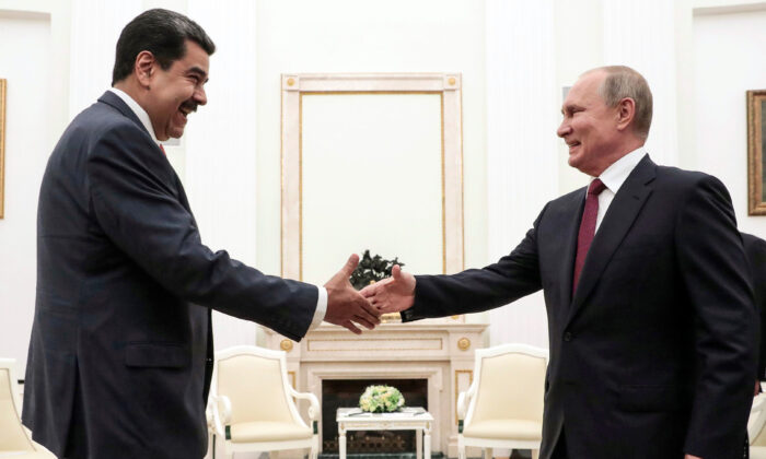 Le président russe Vladimir Poutine sert la main du dirigeant vénézuélien Nicolas Maduro lors de leur rencontre au Kremlin, à Moscou, le 25 septembre 2019. (Sergei Chirikov/AFP via Getty Images) 