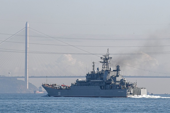 -Le navire de guerre russe navigue à travers le détroit du Bosphore au large de la ville d'Istanbul, dans l'ouest de la Syrie, le 26 septembre 2019. Photo Ozan KOSE / AFP via Getty Images.