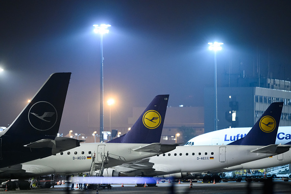 En raison de la propagation accélérée du coronavirus, le groupe Lufthansa "pourra réduire jusqu'à 25%" ses "offres de courts et moyens courriers".  (Photo : SILAS STEIN/dpa/AFP via Getty Images)