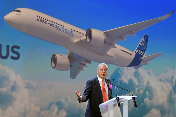 Christian Scherer, directeur commercial d'Airbus, prend la parole lors de la cérémonie de livraison du premier Airbus A350 XWB 900 de la compagnie, le 15 novembre 2019 au centre de livraison d'Airbus à Colomiers, dans le sud-ouest de la France. (Photo : PASCAL PAVANI/AFP via Getty Images)