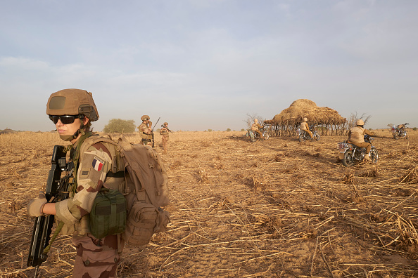 L'armée française patrouille dans une zone rurale lors de l'opération Barkhane dans le nord du Burkina Faso le 9 novembre 2019. (Photo : MICHELE CATTANI/AFP via Getty Images)
