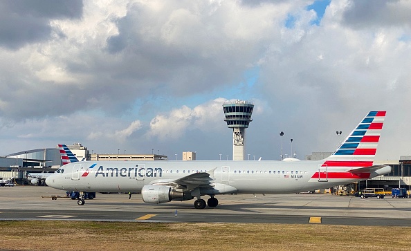 Un Airbus A320-211 d'American Airlines est vu sur le tarmac le 8 janvier 2020 à l'aéroport international de Philadelphie, Pennsylvanie. (Photo : DANIEL SLIM/AFP via Getty Images)