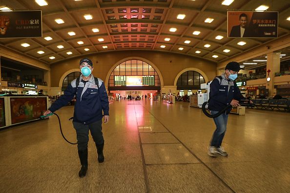 Le personnel désinfecte la gare de Hankou à Wuhan, province du Hubei, le 22 janvier 2020, après que cette ville a été fermée à la suite du déclenchement de l’épidémie de coronavirus. (STR/AFP/China OUT via Getty Images)