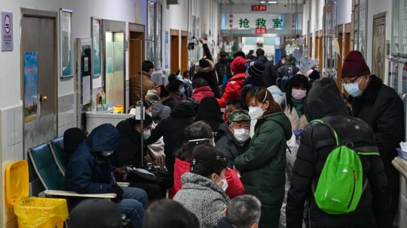 Des personnes attendent des soins médicaux à l’hôpital de la Croix-Rouge de Wuhan, en Chine, le 25 janvier 2020. (Hector Retamal/AFP via Getty Images) 