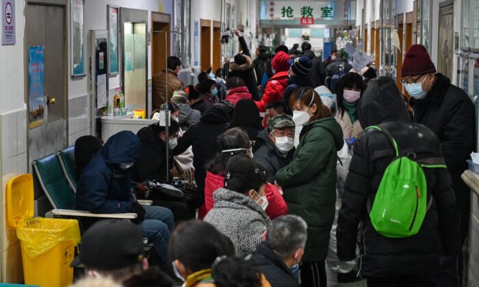 Des personnes attendent des soins médicaux à l'hôpital de la Croix-Rouge de Wuhan, en Chine, le 25 janvier 2020. (HECTOR RETAMAL/AFP via Getty Images)