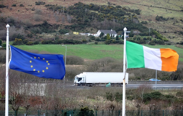 -Le drapeau de l'Union européenne et le drapeau national de l'Irlande flottent sur le terrain de l'hôtel Carrickdale en Irlande le 1er février 2020. Photo par Paul Faith / AFP via Getty Images.