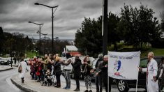 Hôpitaux : chaîne humaine devant l’hôpital  Robert Debré à Paris, pour « sauver l’hôpital public »