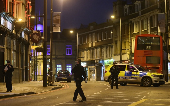 Des policiers travaillent sur Streatham High Road, dans le sud de Londres, le 2 février 2020, après qu'un homme a été abattu par la police. (Photo : ISABEL INFANTES/AFP via Getty Images)
