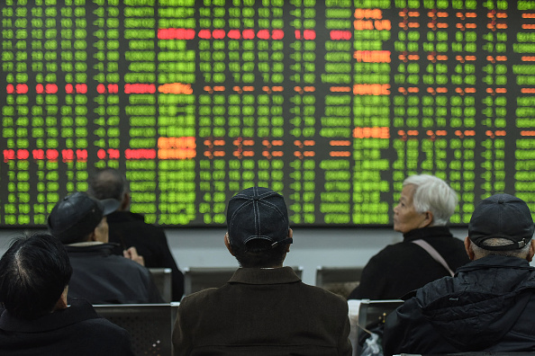 -Les investisseurs regardent un écran montrant les mouvements du marché boursier d'une société de valeurs mobilières à Hangzhou dans la province chinoise du Zhejiang oriental le 3 février 2020. Photo par STR / AFP via Getty Images.
