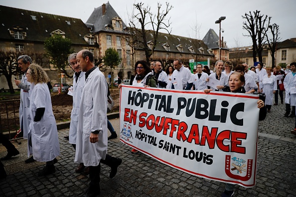 Les employés de l'hôpital Saint-Louis manifestent, le 3 février 2020 près de l'hôpital à Paris, après que 19 chefs de service ont collectivement démissionné de leurs fonctions administratives. (Photo :  THOMAS SAMSON/AFP via Getty Images)