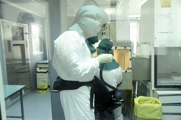 -Illustration- Un membre du personnel scientifique travaille dans un laboratoire sécurisé, à la recherche du coronavirus, à l'Institut Pasteur de Dakar le 3 février 2020. Photo de SEYLLOU / AFP via Getty Images.