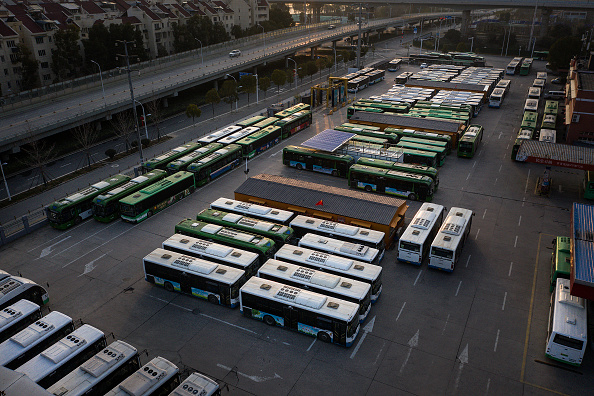 La zone de transport de l'arrêt de bus le 5 février 2020 à Wuhan, province du Hubei, en Chine. Les vols, les trains et les transports publics, y compris les bus, les métros et les ferries, ont été perturbés pendant deux semaines. (Photo : Getty Images)