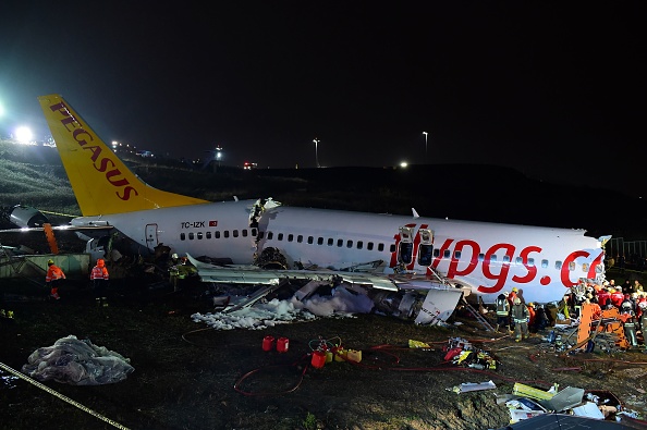 -Les sauveteurs s'efforcent d'extraire les passagers du crash d'un Boeing 737 de Pegasus Airlines, après qu'il a dérapé sur la piste lors de l'atterrissage à l'aéroport Sabiha Gokcen d'Istanbul le 5 février 2020. Photo de YASIN AKGUL / AFP via Getty Images.
