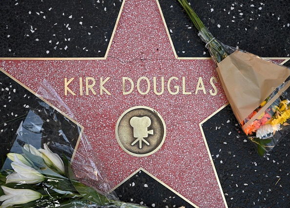 Des fleurs sont placées sur l'étoile de l'acteur Kirk Douglas, le 5 février 2020 sur le Walk of Fame à Hollywood, Californie. (Photo : ROBYN BECK/AFP via Getty Images)