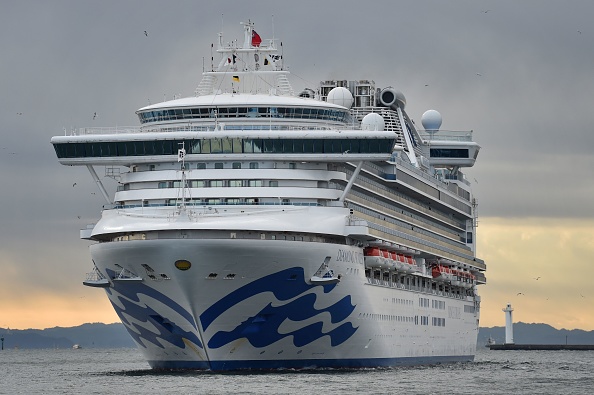 -Le bateau de croisière Diamond Princess, mis en quarantaine les passagers à bord en raison des craintes du nouveau coronavirus, dans le port de Yokohama le 6 février 2020. Photo de KAZUHIRO NOGI / AFP via Getty Images.