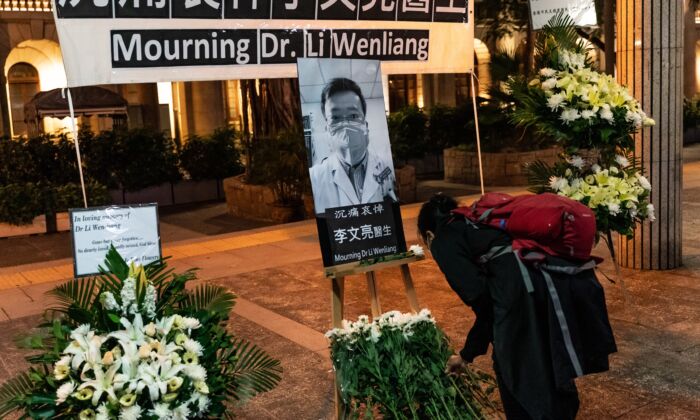 Des gens assistent à une veillée de deuil pour le docteur Li Wenliang à Hong Kong le 7 février 2020. (Anthony Kwan/Getty Images)