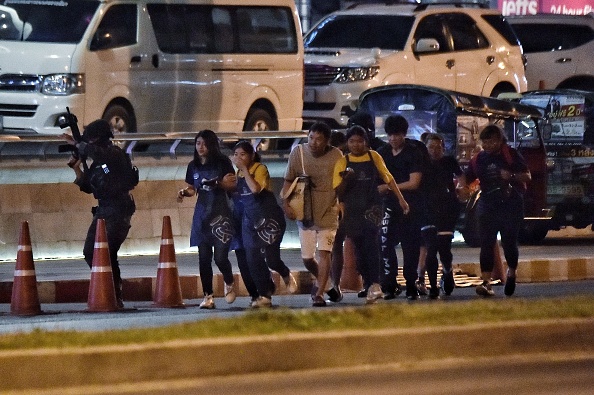 Les gens courent alors qu'ils sont secourus par des commandos thaïlandais du centre commercial Terminal 21, où une fusillade a eu lieu, le 9 février 2020 dans la ville de Nakhon Ratchasima, dans le nord-est de la Thaïlande. (Photo : LILLIAN SUWANRUMPHA/AFP via Getty Images)