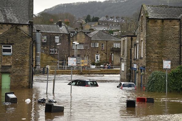 
Les voitures sont submergées alors que les inondations recouvrent les routes et les parkings de Mytholmroyd, dans le nord de l'Angleterre, le 9 février 2020, alors que la tempête Ciara balayait le pays. (Photo : OLI SCARFF/AFP via Getty Images)