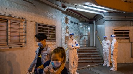 Hong Kong: deux cas de coronavirus à des étages distincts, un immeuble en partie évacué