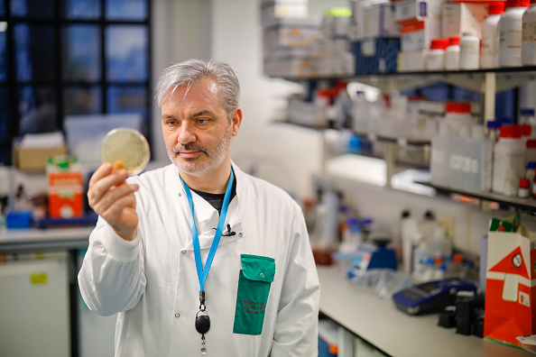 -Le docteur Paul McKay, qui travaille sur un vaccin pour la souche 2019-nCoV du nouveau coronavirus, pose pour une photographie avec des bactéries contenant des fragments d'ADN du coronavirus, à l'Imperial College School of Medicine (ICSM) à Londres le 10 février 2020. Photo par TOLGA AKMEN / AFP via Getty Images.