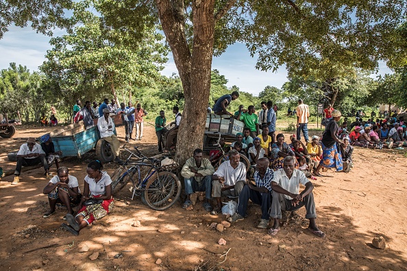 -Les gens attendent une distribution alimentaire organisée par les organisations humanitaires internationales Programme alimentaire mondial (PAM) et World Vision à Simumbwe le 22 janvier 2020. Photo de GUILLEM SARTORIO / AFP via Getty Images.