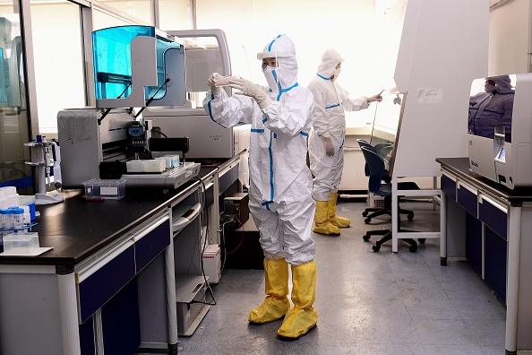 -Des techniciens de laboratoire travaillent sur des échantillons de personnes à tester pour le coronavirus COVID-19 dans un laboratoire de Shenyang, dans la province du Liaoning, dans le nord-est de la Chine, le 12 février 2020. Photo par STR / AFP via Getty Images.