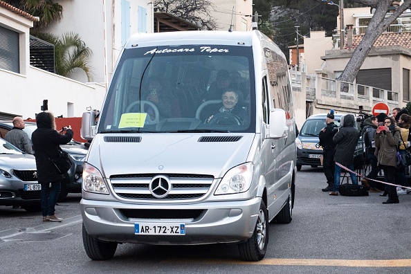 Des citoyens français quittent le Vacanciel Holiday Resort à Carry-le-Rouet, près de Marseille, le 14 février 2020. (Photo : CLEMENT MAHOUDEAU/AFP via Getty Images)