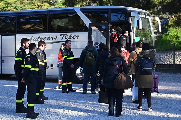 -Les Français attendent de monter dans le bus pour quitter le Centre de vacances à Carry-le-Rouet, près de Marseille, où ils ont passé 14 jours en quarantaine, après leur rapatriement de Wuhan, en Chine. Photo par HECTOR RETAMAL / AFP via Getty Images.