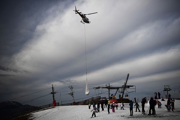 Le Conseil départemental de la Haute-Garonne a décidé de déverser de la neige par hélicoptère sur la station de Luchon-Superbagneres afin de pallier le manque de neige, le 15 février 2020. (Photo : ANNE-CHRISTINE POUJOULAT/AFP via Getty Images)