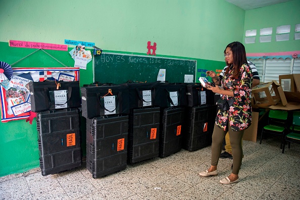 Le personnel de la Commission électorale centrale de Saint-Domingue recueille le matériel électoral après que des problèmes avec les systèmes de vote électronique ont forcé la République dominicaine à suspendre les élections municipales à travers le pays le 16 février 2020. (Photo : ERIKA SANTELICES/afp/AFP via Getty Images)