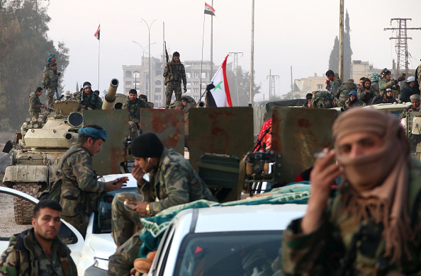 -Des soldats de l'armée syrienne avancent sur une route dans la campagne du nord d'Alep le 17 février 2020. Photo par - / AFP via Getty Images.