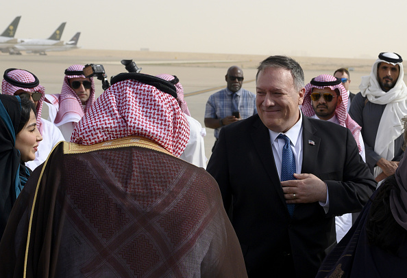 -Le secrétaire d'État américain Mike Pompeo arrive à l'aéroport international King Khalid dans la capitale saoudienne Riyad le 19 février 2020. Photo de ANDREW CABALLERO-REYNOLDS / POOL / AFP via Getty Images .