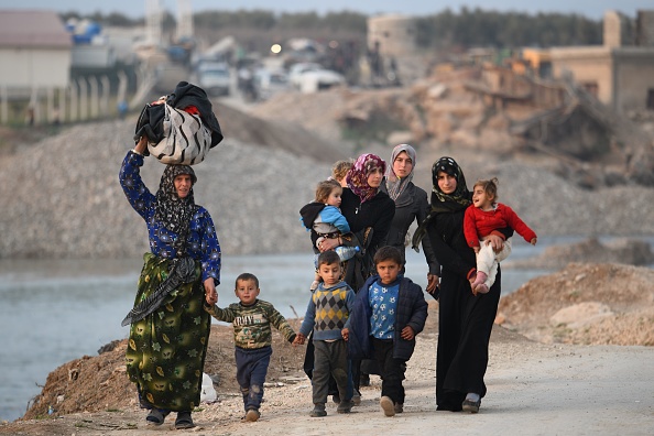 -Des Syriens déplacés arrivent au camp de Deir al-Ballut dans la campagne d'Afrin, le long de la frontière avec la Turquie, le 19 février 2020. Photo de Rami al SAYED / AFP via Getty Images.