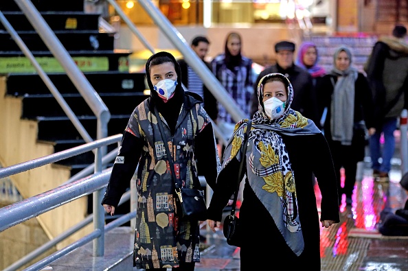 Des Iraniennes portant des masques de protection marchent dans une rue de la capitale, Téhéran, le 20 février 2020. Photo par ATTA KENARE / AFP via Getty Images.