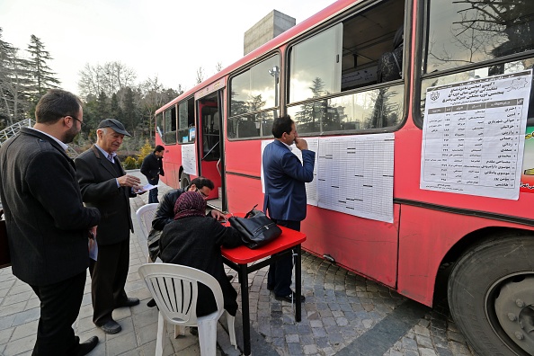 -Les Iraniens ont déposé leur bulletin de vote dans un bureau de vote mobile de la capitale Téhéran le 21 février 2020. Photo par ATTA KENARE / AFP via Getty Images.