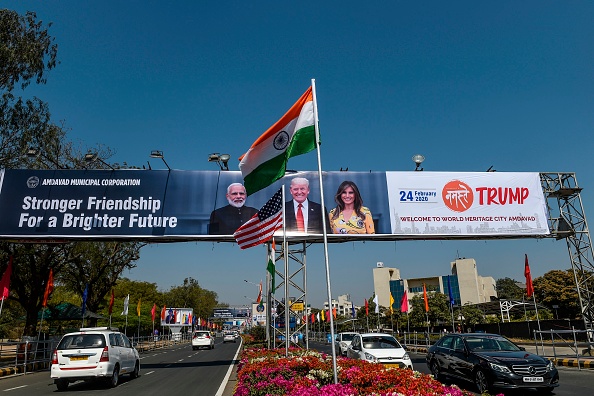 -Le président américain Donald Trump effectue sa première visite officielle en Inde le 24 février 2020 et des travaux sont en cours 24 heures sur 24 pour embellir. Photo de SAM PANTHAKY / AFP via Getty Images.