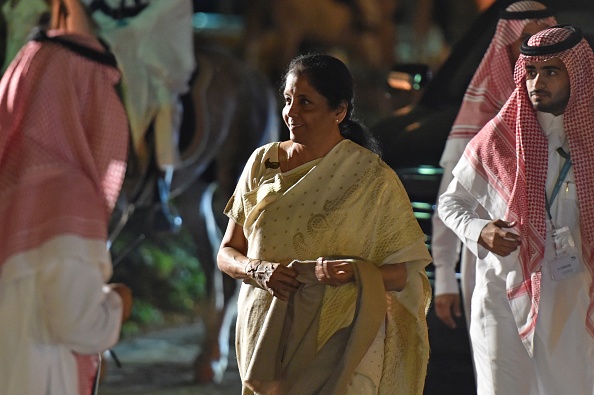 -Le ministre indien des Finances Nirmala Sitharaman arrive pour un dîner de bienvenue au Murabba Palace à Riyad le 22 février 2020 lors de la réunion des ministres des Finances et des gouverneurs des banques centrales du G20. Photo de FAYEZ NURELDINE / AFP via Getty Images.