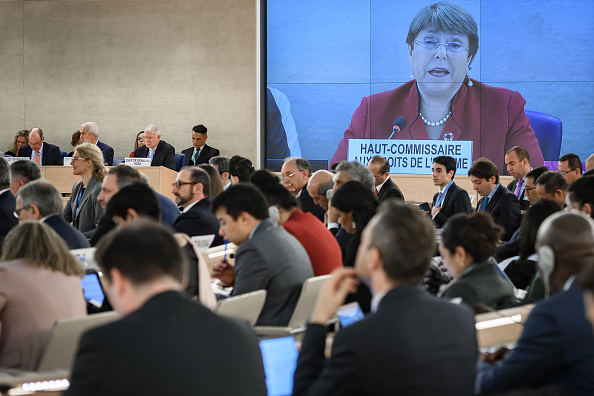 -La Haut-Commissaire des Nations Unies aux droits de l'homme, Michelle Bachelet, est vue sur un écran géant prononçant son discours lors de l'ouverture de la principale session annuelle du Conseil des droits de l'homme des Nations Unies le 24 février 2020 à Genève. Photo de Fabrice COFFRINI / AFP via Getty Images.