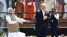 Accueil impressionnant de Trump par 100.000 personnes lors de sa rencontre avec le Premier ministre indien