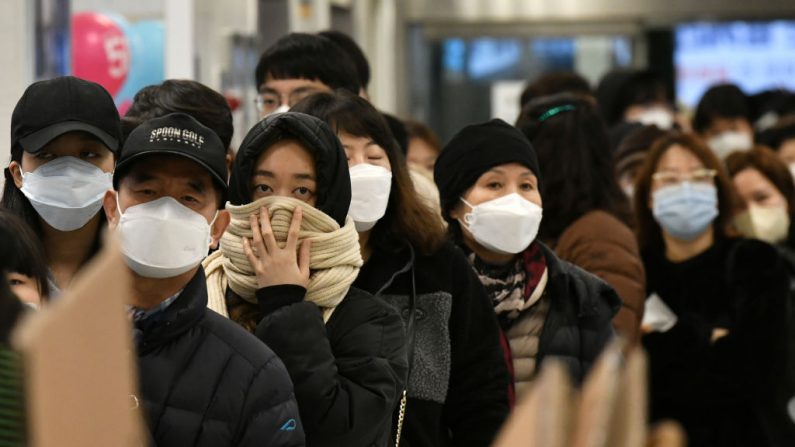 Des gens font la queue pour acheter des masques dans un magasin de Daegu, en Corée du Sud, le 25 février 2020. (Jung Yeon-je/AFP via Getty Images)