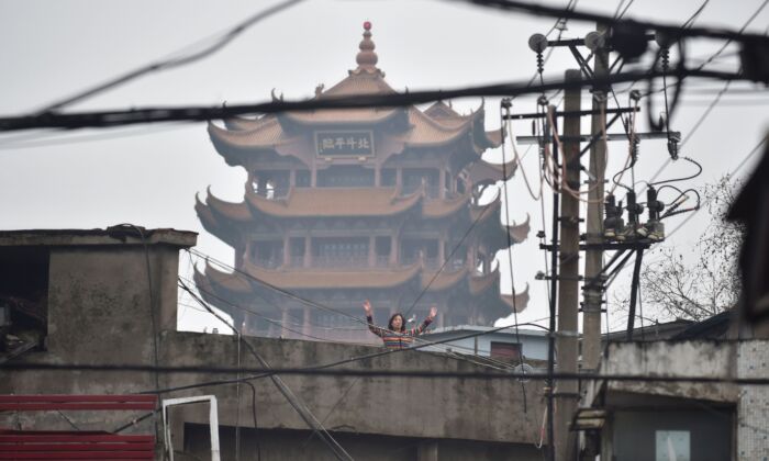 Une femme fait des exercices sur un toit à Wuhan, en Chine, le 26 février 2020. (STR/AFP via Getty Images)
