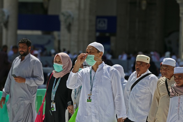 -Les pèlerins musulmans portent des masques à la Grande Mosquée de la Mecque de l'Arabie saoudite, le 27 février 2020. Photo par ABDEL GHANI BASHIR / AFP via Getty Images.