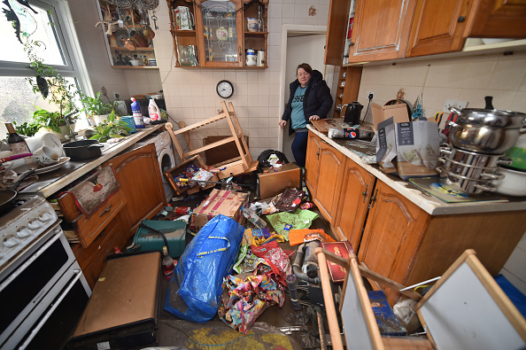 Rachel Cox se tient parmi les débris laissés à l'intérieur de sa maison après le retrait des eaux de crue sur Oxford Street le 17 février 2020 à Nantgarw, au Royaume-Uni. (Photo : Matthew Horwood/Getty Images)