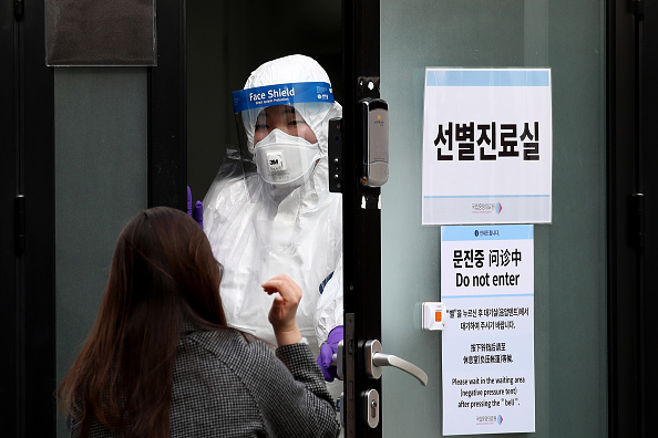 -La Corée du Sud a mis l'alerte du coronavirus au "plus haut niveau" car le nombre de cas confirmés continue d'augmenter. Le gouvernement a signalé 231 nouveaux cas de coronavirus (COVID-19) portant le nombre total d'infections dans le pays à 833, la maladie potentiellement mortelle se propage rapidement à travers le pays. Photo de Chung Sung-Jun / Getty Images.
