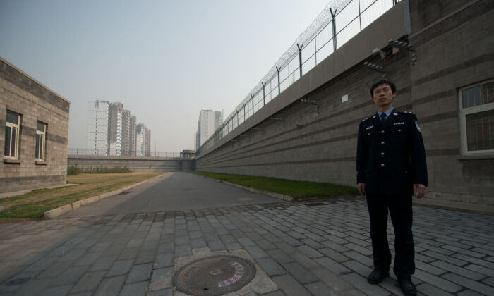 Un gardien de prison se tient dans une cour à l'intérieur du centre de détention n°1 de Pékin le 25 octobre 2012. (Ed Jones/AFP via Getty Images)