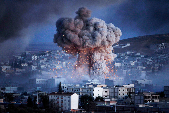 Kobani, bombardement vu de la périphérie de Suruc, à la frontière entre la Turquie et la Syrie. (Photo : Gokhan Sahin/Getty Images)