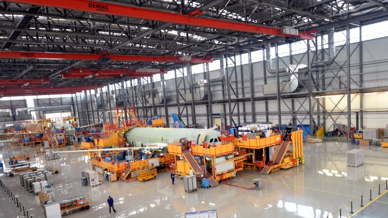 -Un Airbus A320 en cours d'assemblage est vu à l'usine d'assemblage d'Airbus à Tianjin. Dans une série de vastes hangars, des dizaines de techniciens chinois pullulent sur les fuselages des avions Airbus A320. Photo GOH CHAI HIN / AFP via Getty Images.