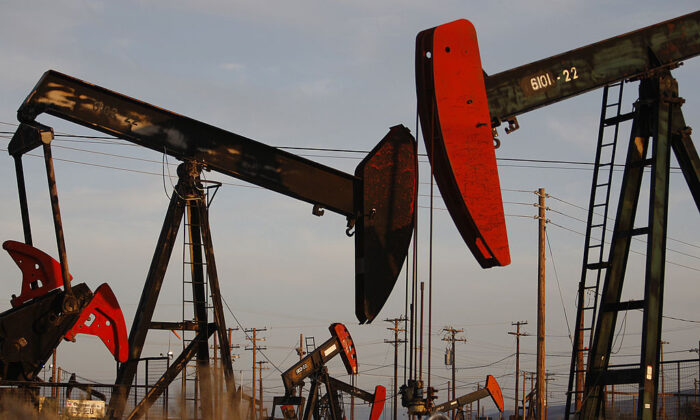 Des pompes et des puits dans un champ pétrolier de la formation du Monterey Shale où la fracturation hydraulique est utilisée pour extraire du gaz et du pétrole près de McKittrick, en Californie, le 23 mars 2014. (David McNew/Getty Images) 
