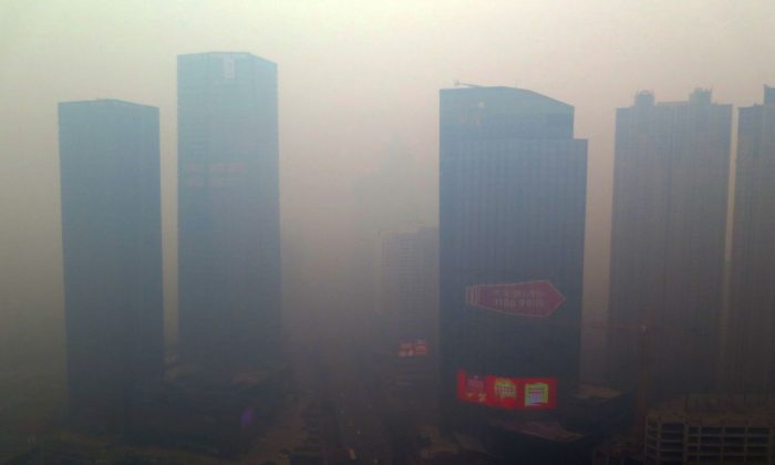 Un bloc résidentiel couvert de smog à Shenyang, dans la province chinoise du Liaoning, le 8 novembre 2015. (STR/AFP/Getty Images)