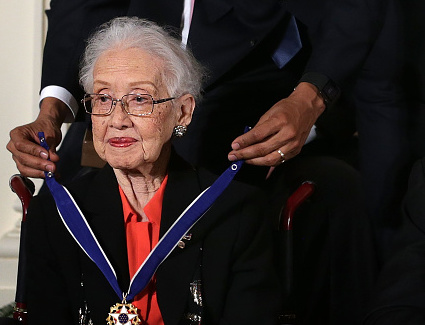 Katherine Johnson reçoit la médaille présidentielle de la liberté en 2015 à la Maison Blanche à Washington, DC. (Photo : Alex Wong/Getty Images)